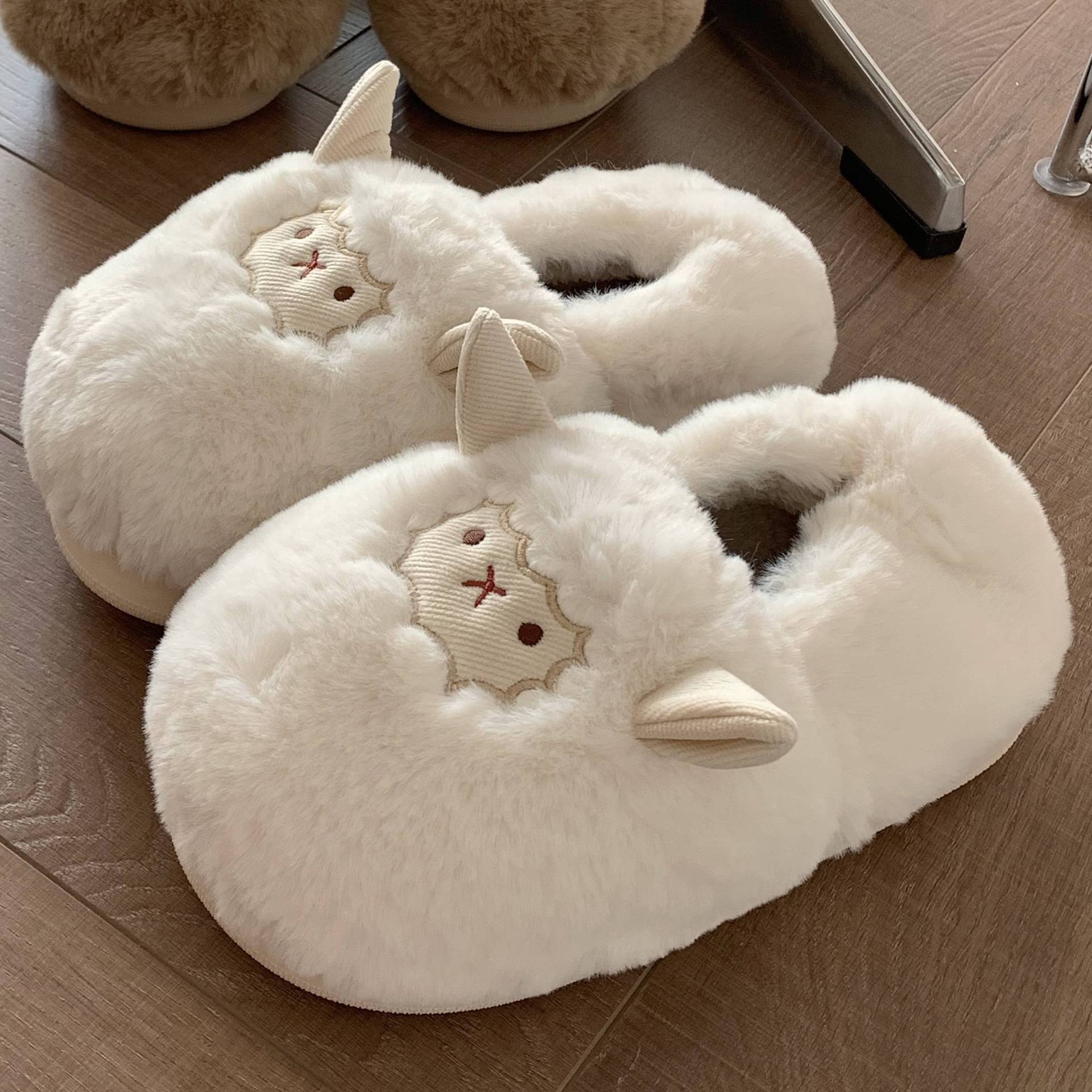 Francesca Amoretti | Cozy Sheep Plush Slippers For Women